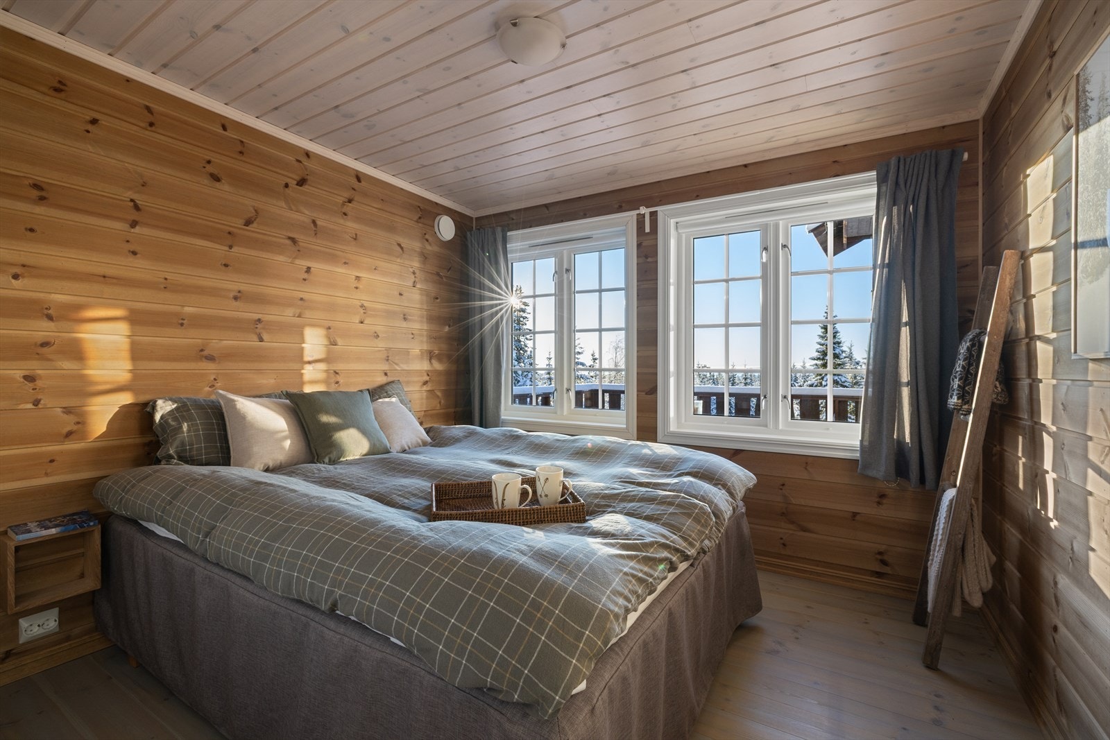 I hovedetasjen finner du to romslige soverom. Hovedsoverommet har god plass til dobbeltseng og nattbord på hver side. Galleribilde