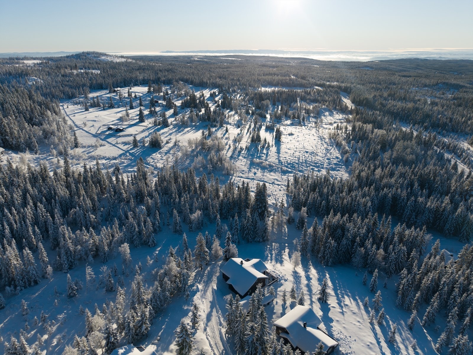 Den ligger på en liten høyde i terrenget, hvor du kan nyte storslått utsikt og svært gode solforhold fra morgen til kveld. Galleribilde