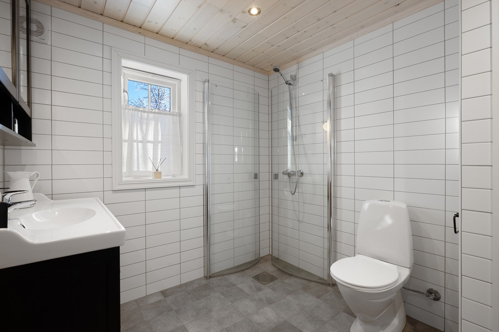 Lyst og pent bad fra byggeår med flislagte vegger og flislagt gulv med elektriske varmekabler. Galleribilde