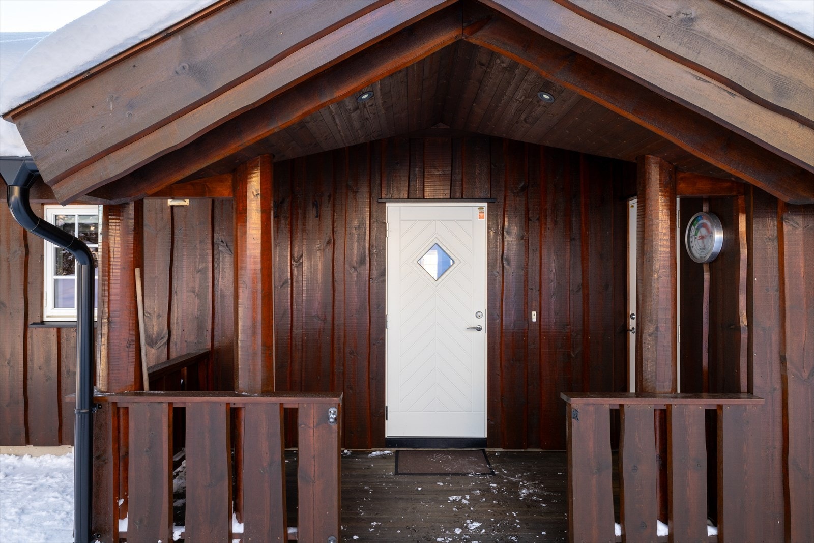Du ønskes velkommen inn gjennom et hyggelig, overbygget inngangsparti, hvor det også er tilgang til en praktisk bod for oppbevaring av utstyr. Galleribilde