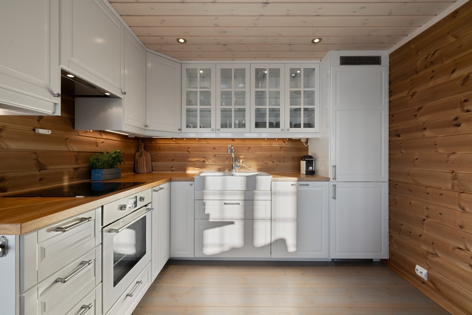 Av hvitevarer er det integrert stekeovn, oppvaskmaskin og kjøl-/fryseskap. Galleribilde