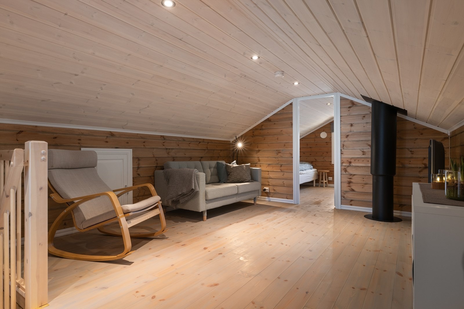 I tillegg har hytta en hyggelig loftsetasje som i dag er innredet med ekstra soveplasser, samt en loftstue. Galleribilde