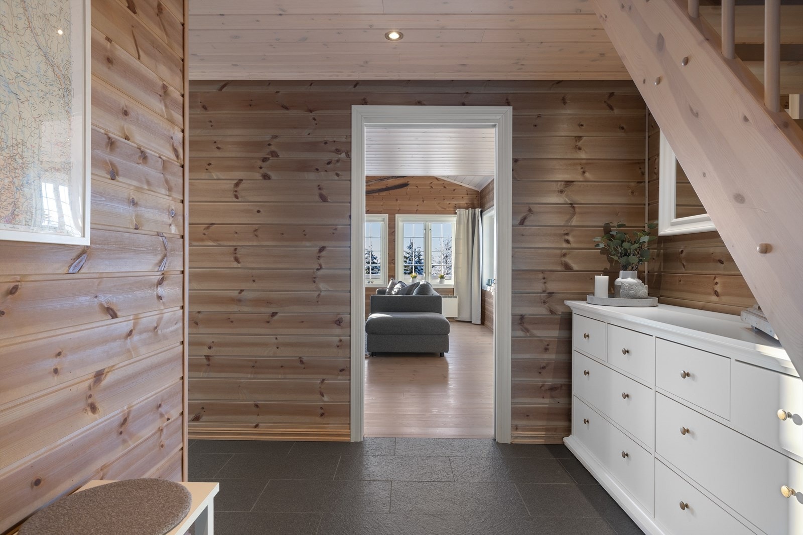 Her er det godt med plass til å henge fra seg yttertøy og sette fra seg sko. Galleribilde