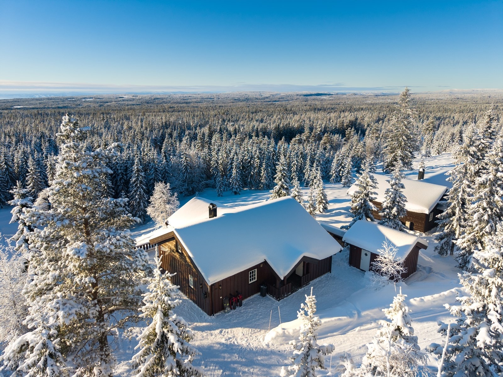 Hytta ligger i et veletablert og attraktivt hytteområde ved St. Olav, ca. 650 moh., med umiddelbar tilgang til helårs turterreng og preparerte skiløyper rett utenfor døren. Galleribilde