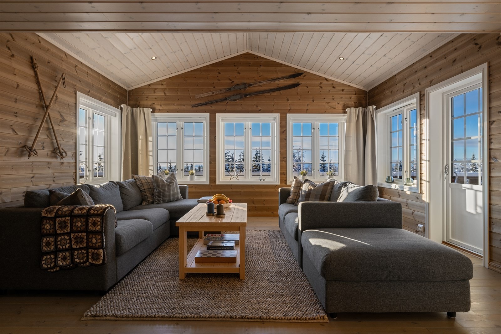 De store vindusflatene slipper naturen inn og gir en herlig utsikt over åpen mark, helt uten innsyn. Galleribilde