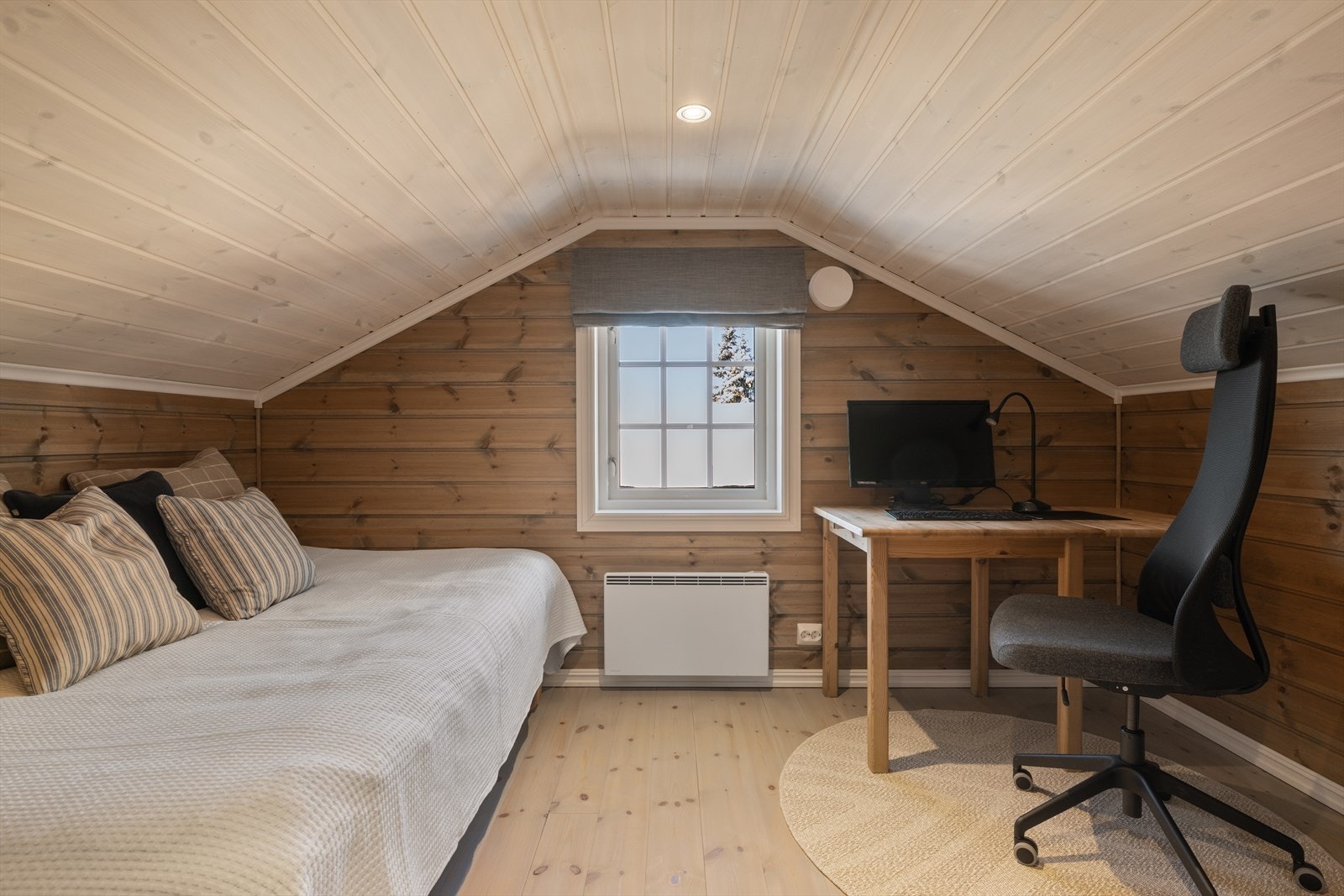 Loftet er, i likhet med resten av hytta, innredet med pent, heltre (furu) gulvbord og overflatebehandlet trepanel på vegger og himling. Galleribilde