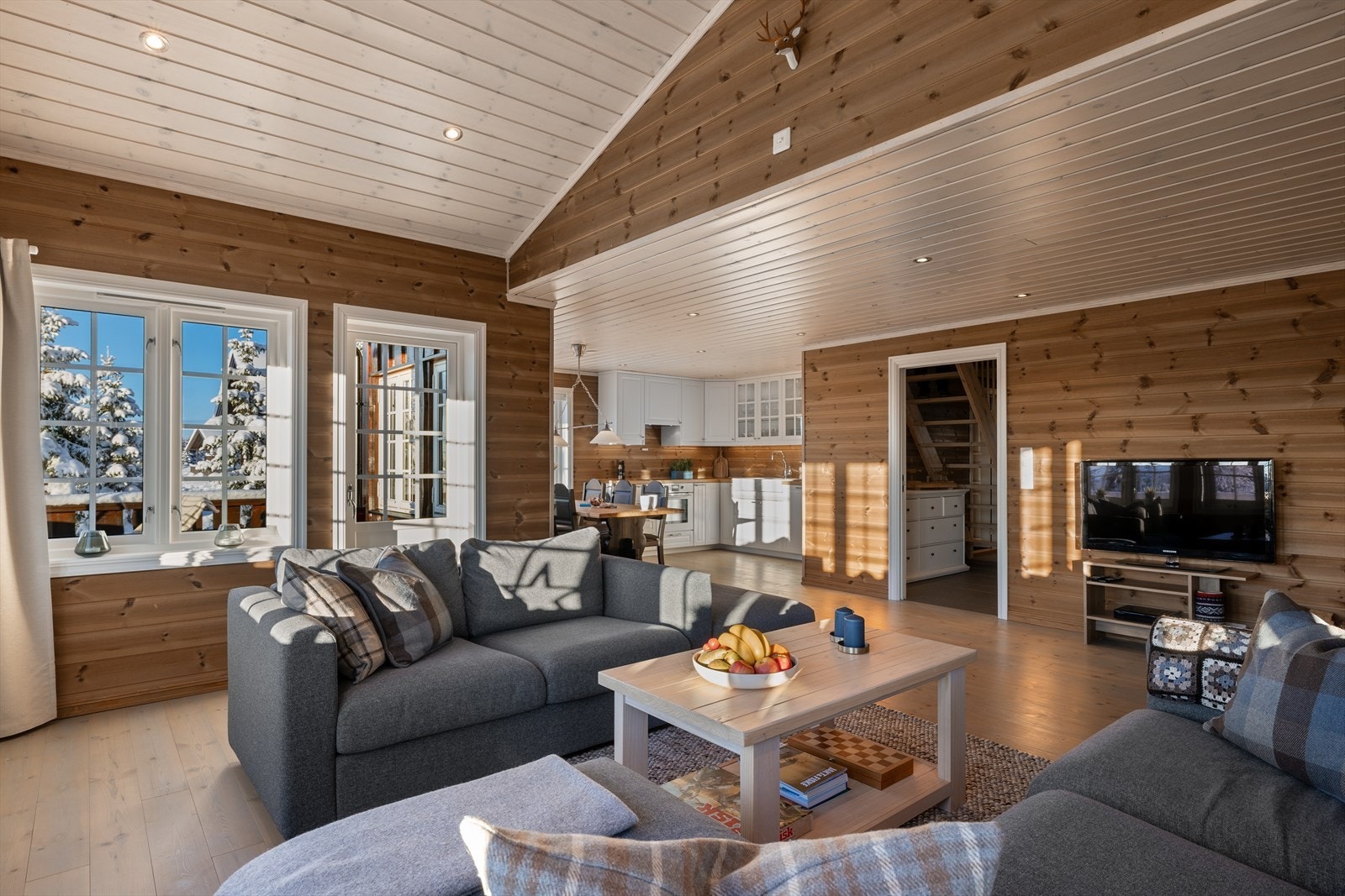 Her er det plass til både en stor sofagruppe og medie- og oppbevaringsmøblement. Galleribilde