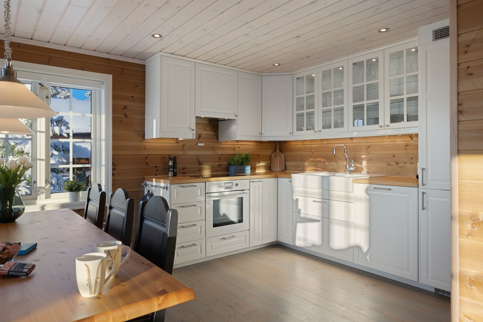 I benkeplaten er det nedfelt en vaskekum og en induksjonstopp. Galleribilde