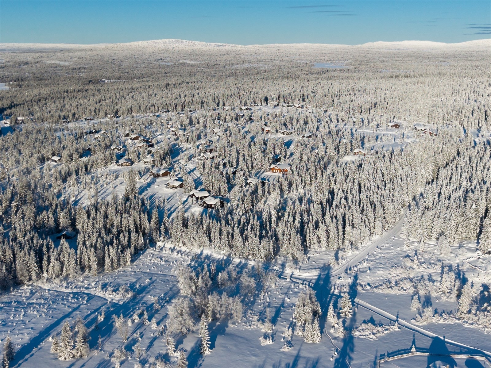 Dette er en hytte med en beliggenhet som gir deg det beste av begge verdener - fredelige og naturnære omgivelser kombinert med fantastiske aktivitetsmuligheter. Galleribilde
