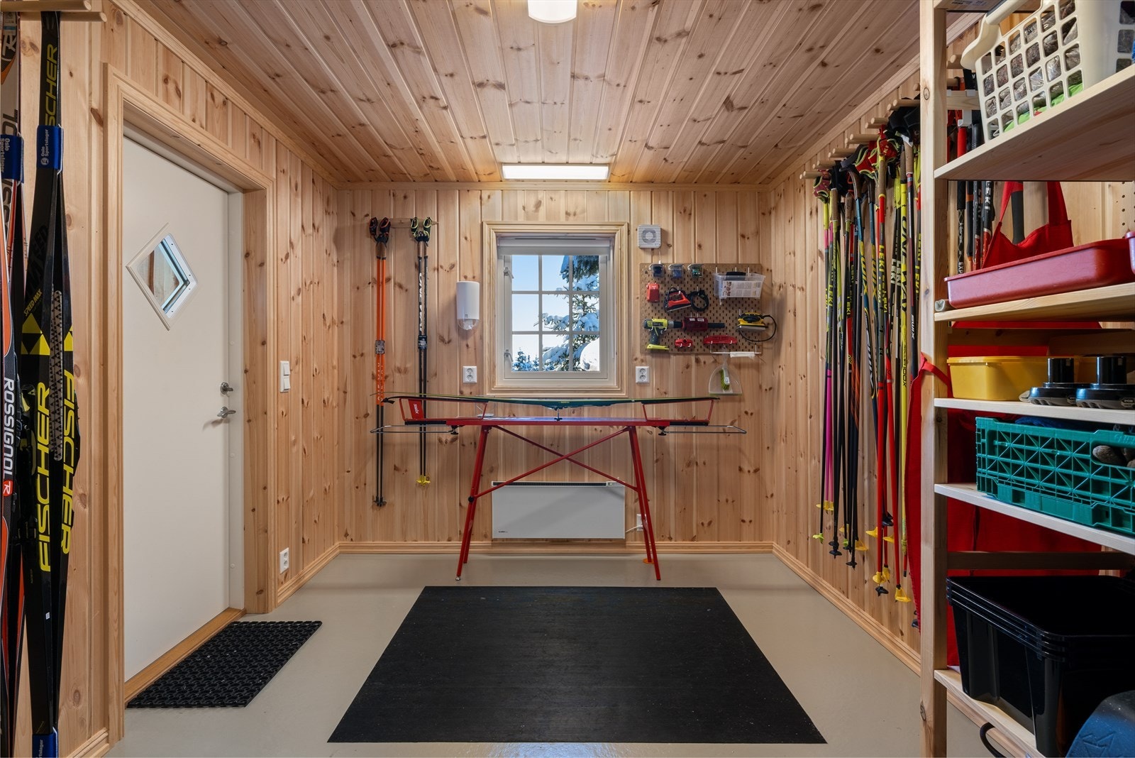 Annekset fungerer i dag som smørebod og oppbevaringsplass, og er perfekt til å organisere alt av fritidsutstyr - fra ski og staver til akebrett, pulker og turutstyr. Galleribilde