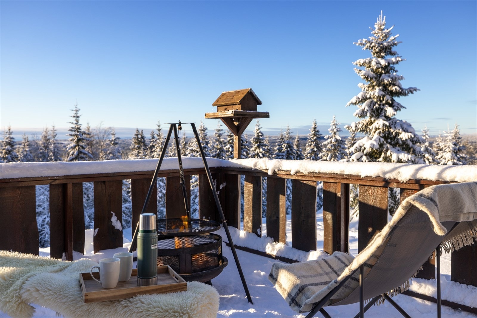 Flott terrasse på ca. 46 kvm mot sør/vest med adkomst fra terreng og dør i stue. Galleribilde