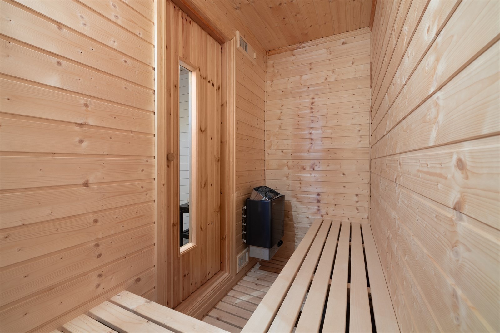 Fra badet er det direkte adkomst til badstue - perfekt for avslapning etter lange dager ute, året rundt. Galleribilde