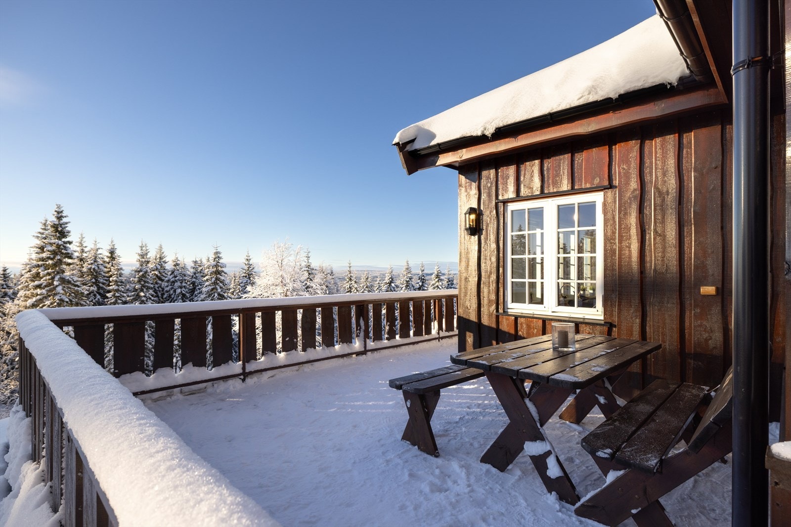 De romslige kvadratmeterne gjør det enkelt å innrede uteplassen i ulike soner med sitteplasser for hele familien. Galleribilde