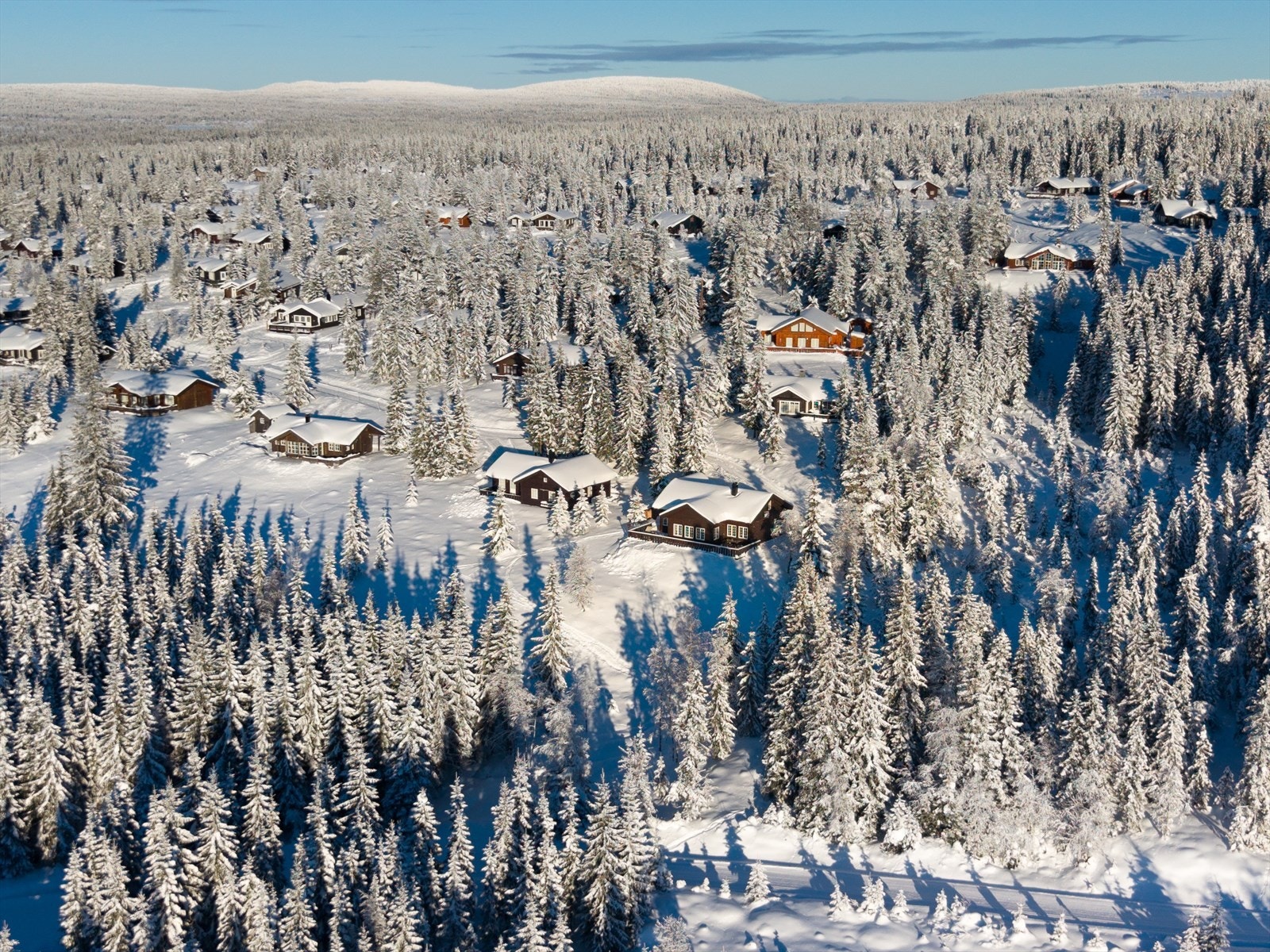 En pen og velholdt familiehytte fra 2014 med flott beliggenhet i hyttefeltet, storslått utsikt og gode solforhold. Galleribilde