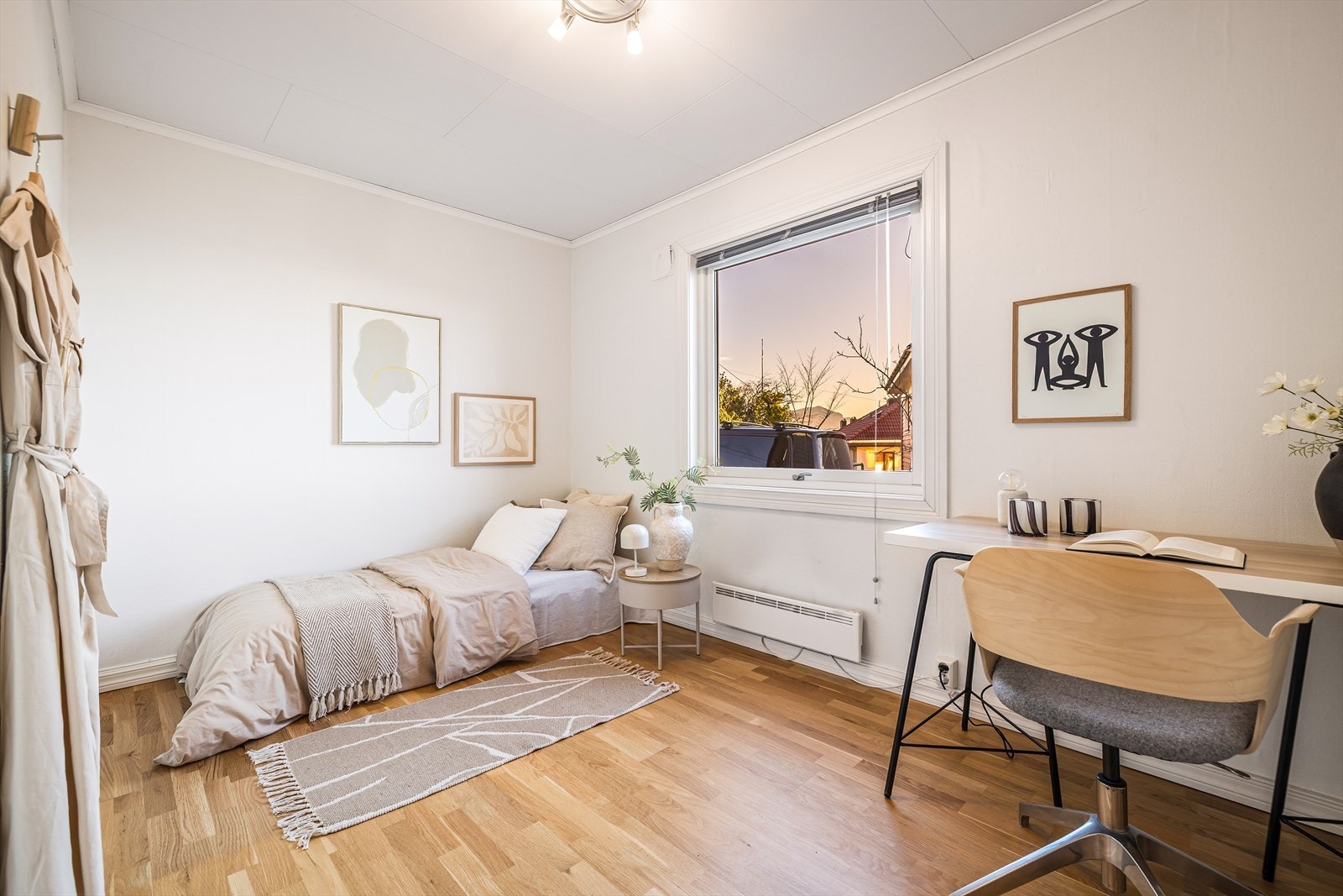 Leilighetens tredje soverom er av god størrelse (9,1 m²), og har rikelig med plass til dobbeltseng, nattbord og annen innredning. Galleribilde