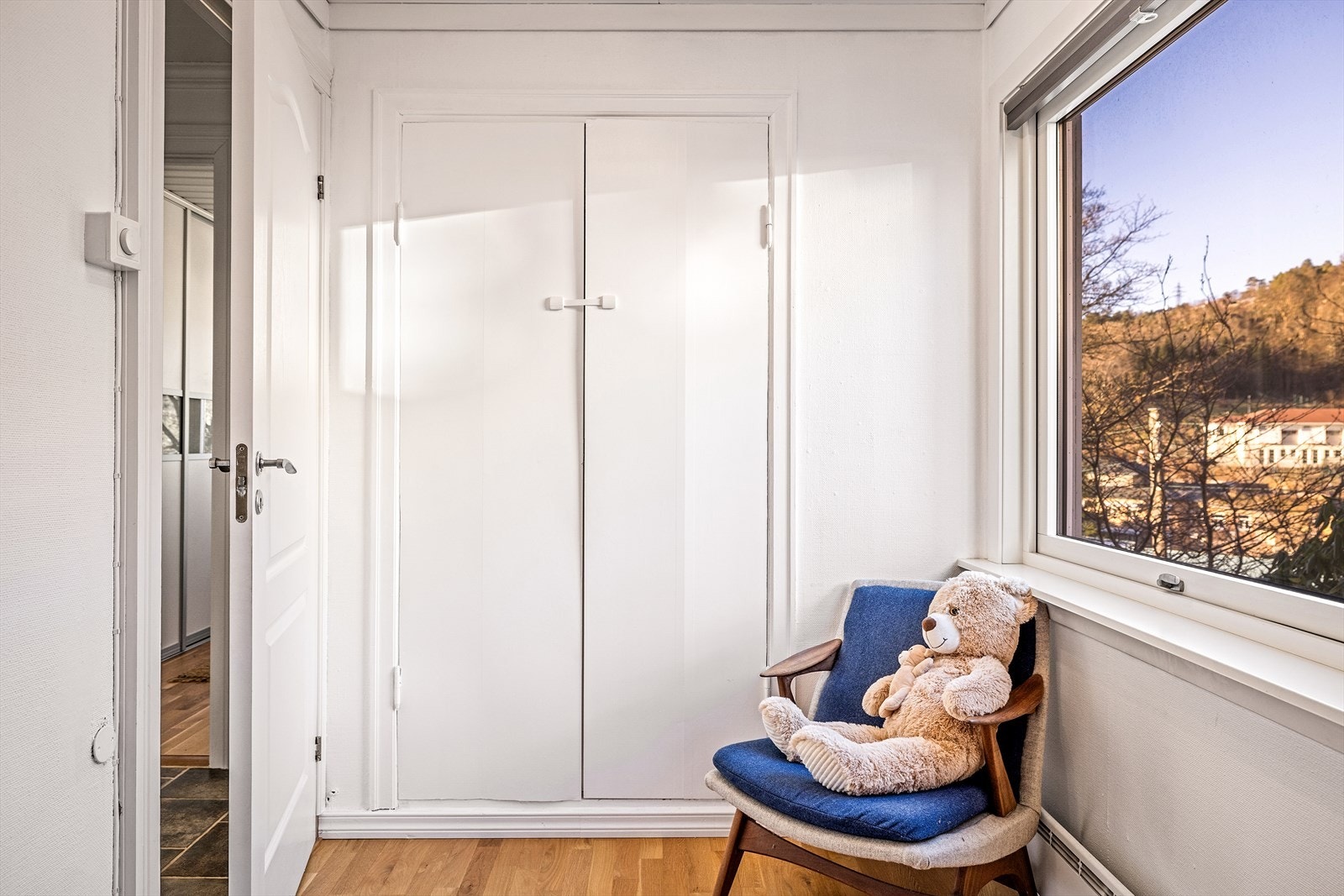 Integrert garderobe gir praktisk oppbevaring, og kan enkelt fjernes for mer gulvplass ved behov Galleribilde