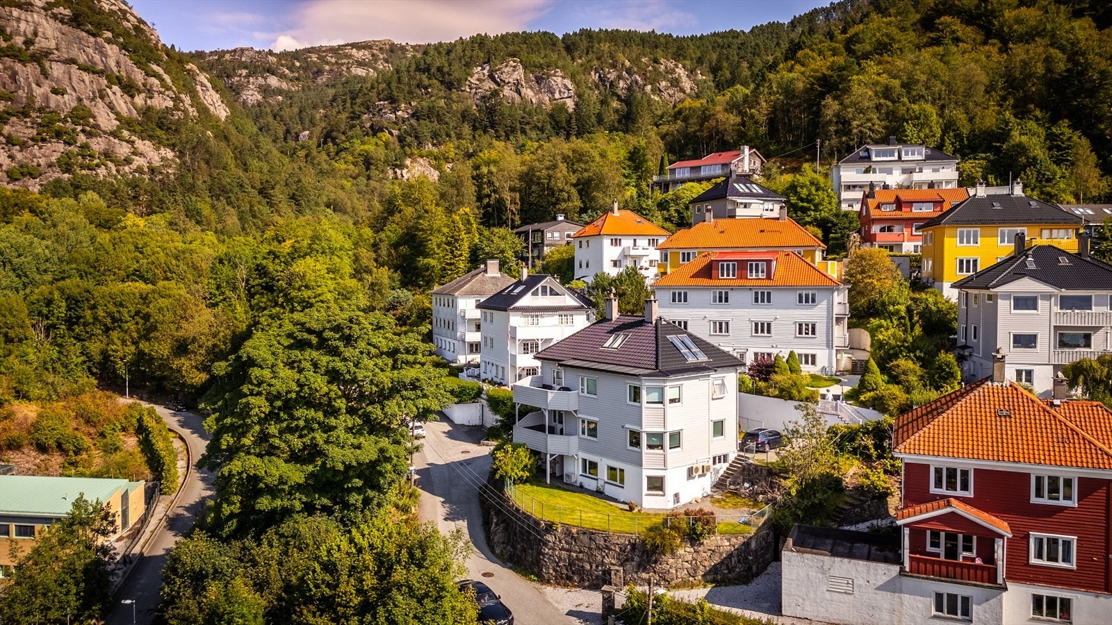Fra ytterdøren i Munkebotn er det få min til Eidsvågsfjellet, Sandviksfjellet, Fjellveien og Stoltzekleiven. Herfra kan man gå videre til flere av byens 7 fjell. Galleribilde