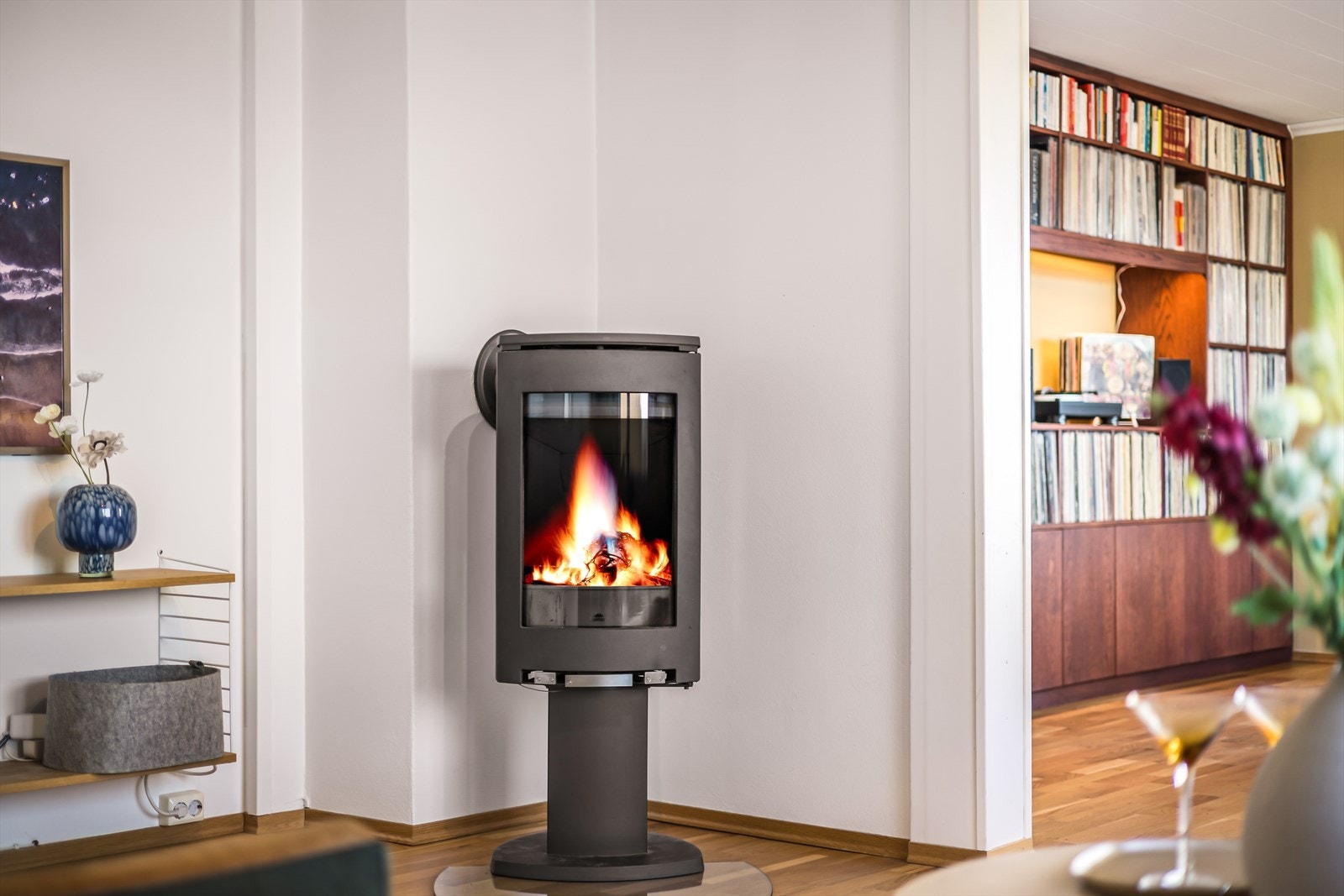 I stuen ble det installert en lekker vedovn i 2009, denne gir ekstra varme og kos på de kaldeste dagene. Galleribilde