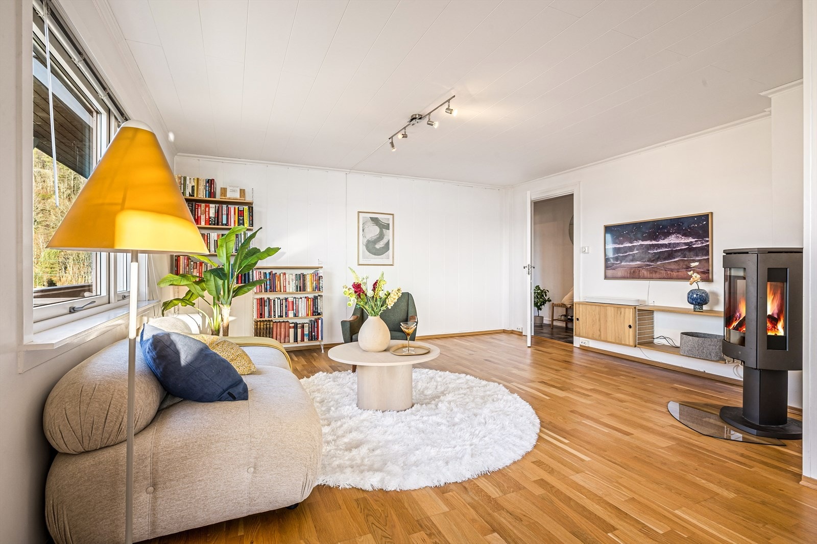 Stuen er på hele 39,4 m² og oppleves som funksjonell og luftig, med rikelig plass til å innrede både stilfullt og komfortabelt. Galleribilde