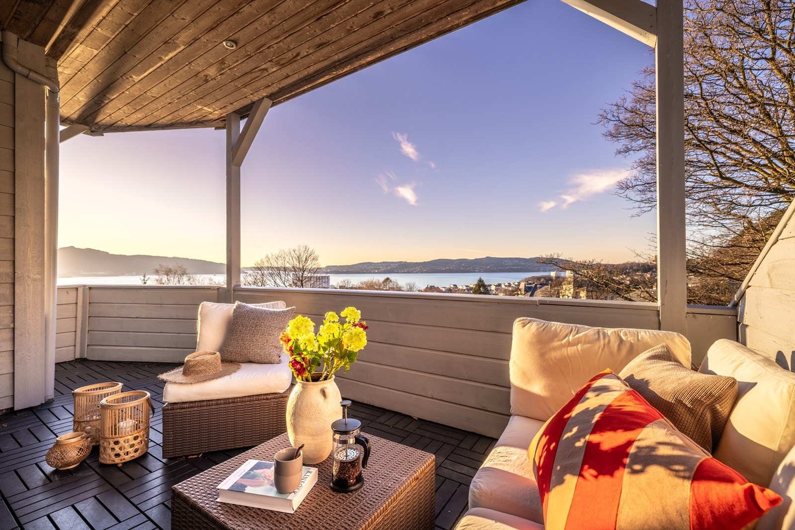 Den nydelige utsikten fra boligen mot innseilingen, Nordnes og Askøy, kan ta pusten fra alle og en hver. Galleribilde