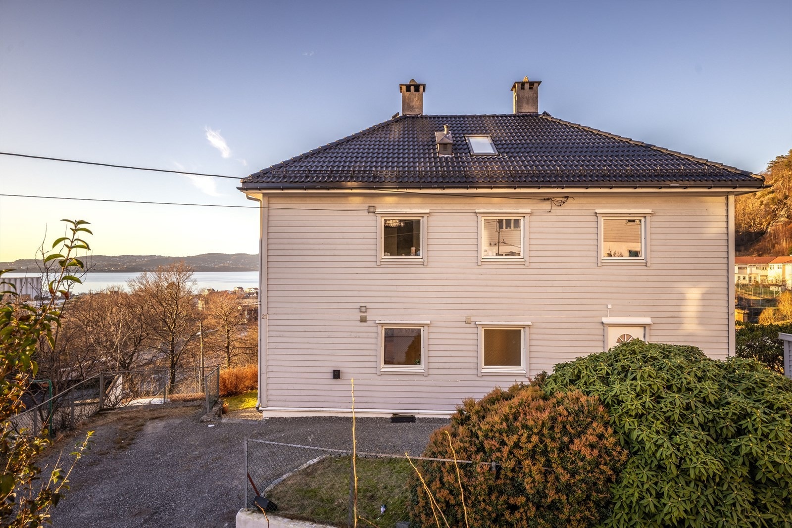 I 2024 fikk selger installert ladeboks for elbil på felles biloppstillingsplass. Galleribilde