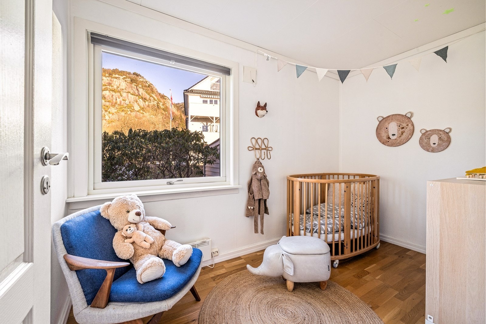 Leilighetens andre soverom er på 7,1 m², og har plass til seng, nattbord og kommode. Galleribilde