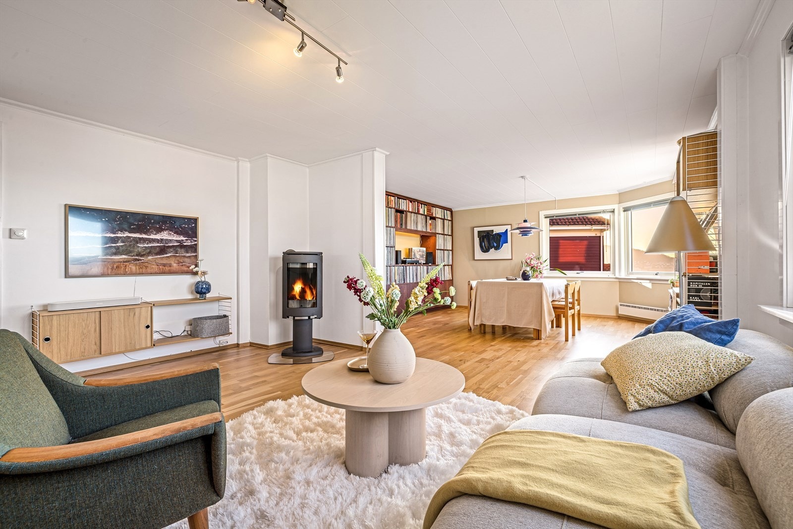 Det er enkelt å dele opp stuen i flere soner. Enten du vil slappe av med en god bok, ha gjester på besøk eller bare koble av med en god TV-serie. Galleribilde