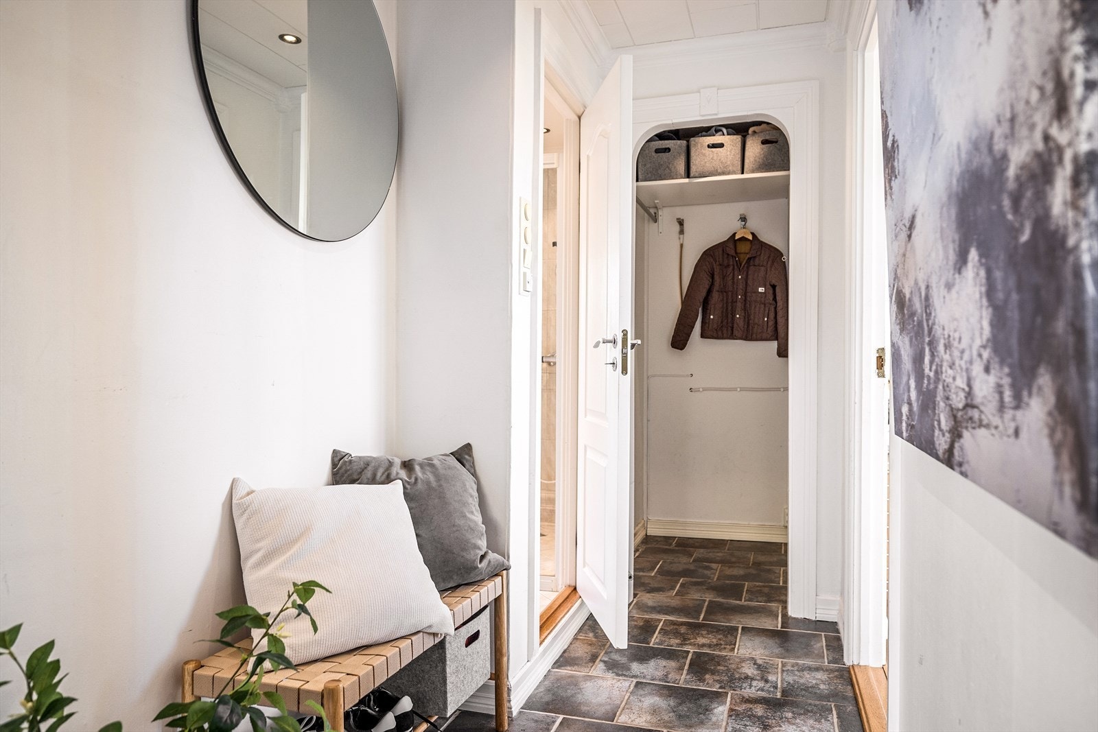 Lys entré med fliser på gulv. Her er det plass til oppbevaring av yttertøy og sko. Galleribilde