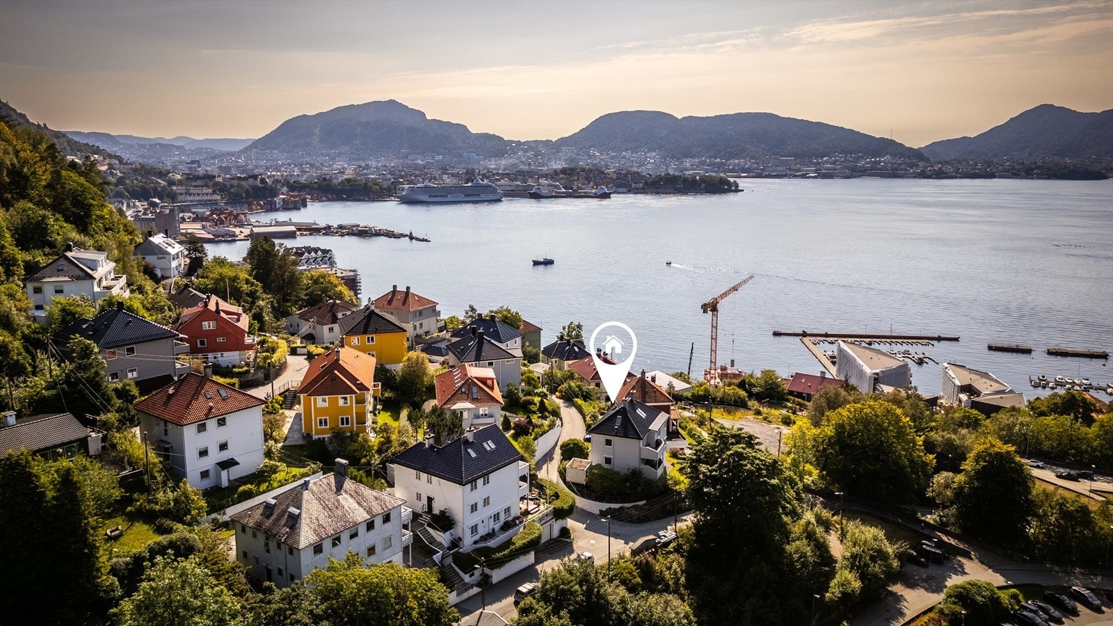 Perfekt beliggenhet for deg som ønsker gangavstand til turstier, sjø, dagligvare, gode kollektivforbindelser og Bergen sentrum. Galleribilde