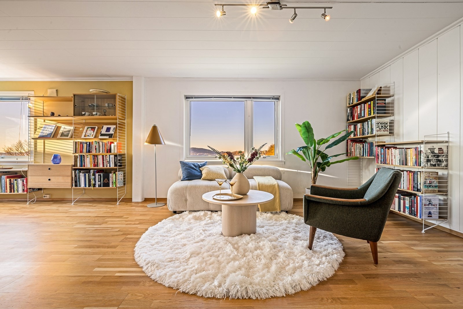 Det presiseres at stringhyller på kjøkken, i stuen (tre ulike seksjoner), og pendellampe over spisebordet ikke medfølger handelen. Galleribilde