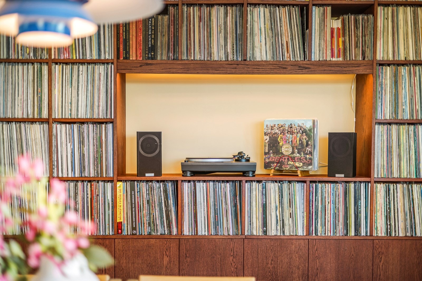 Sjekk den plassbygde hylleseksjon i stuen, perfekt for LP-samlingen, bøker eller en grønn oase av planter. Galleribilde