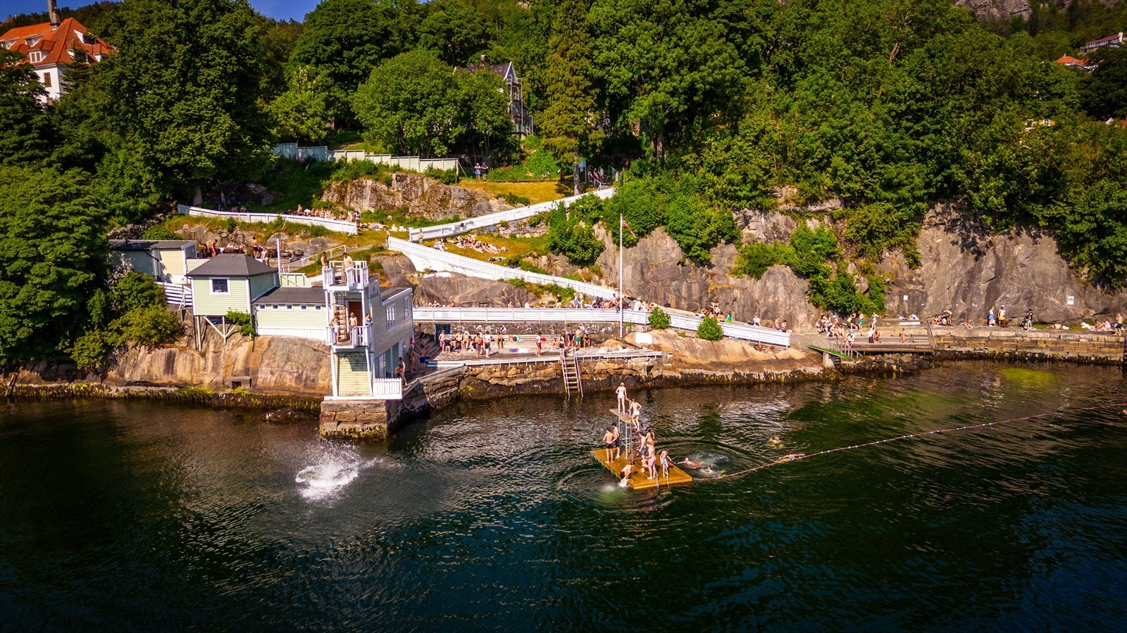 På varme sommerdager er det kort vei til populære badeplasser som Sandviken Sjøbad, Biskopshavn og Helleneset. Galleribilde