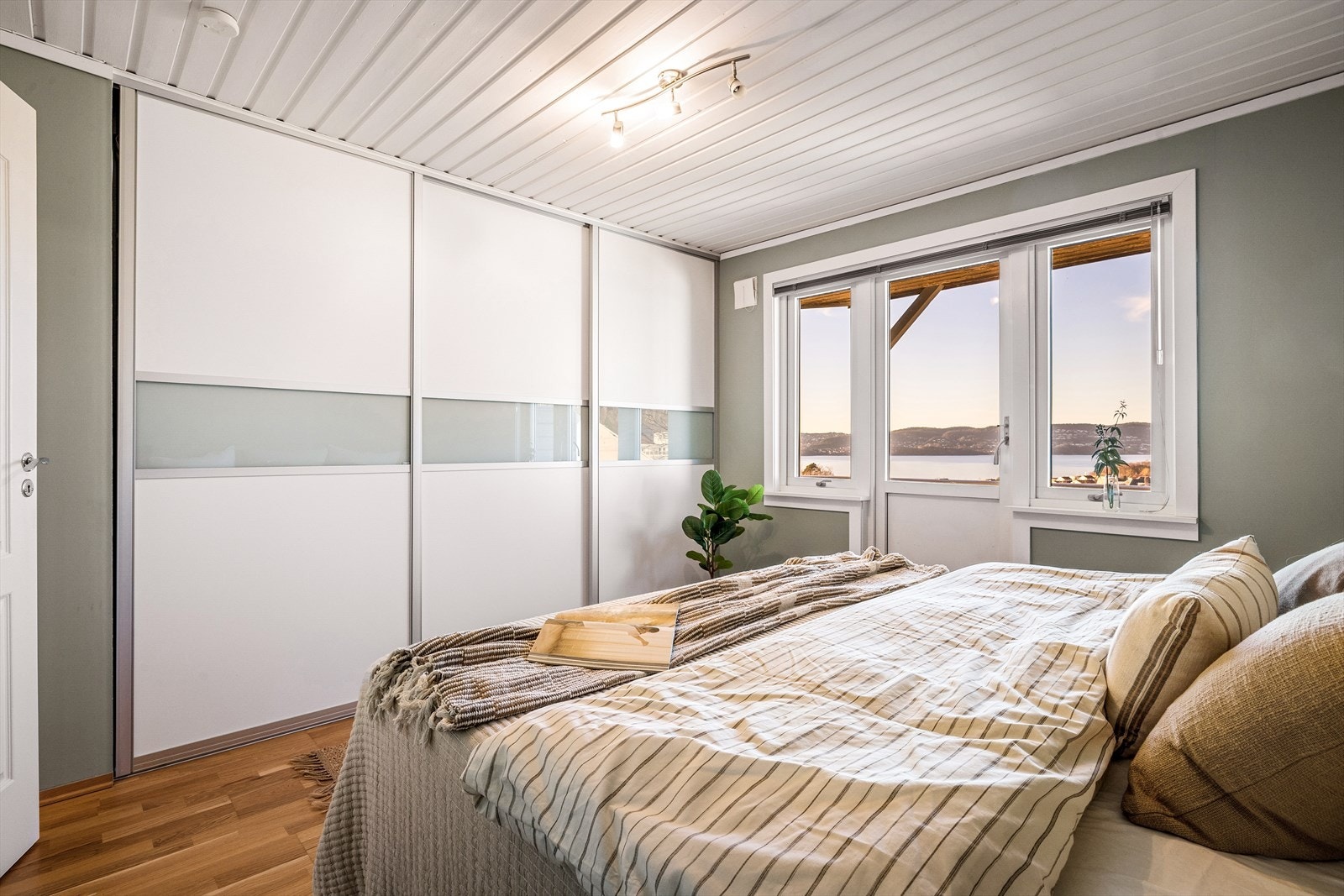 For "god kontroll og orden" kan klærne enkelt organiseres i det store skyvedørsgarderoben. Galleribilde