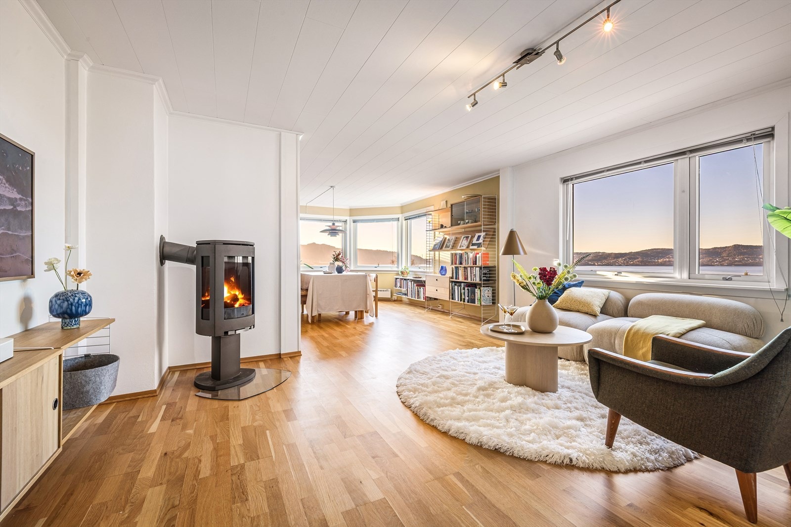 Innholdsrik, lys og luftig leilighet i et sjarmerende Bergenshus fra 1938 med fantastisk utsikt. Galleribilde