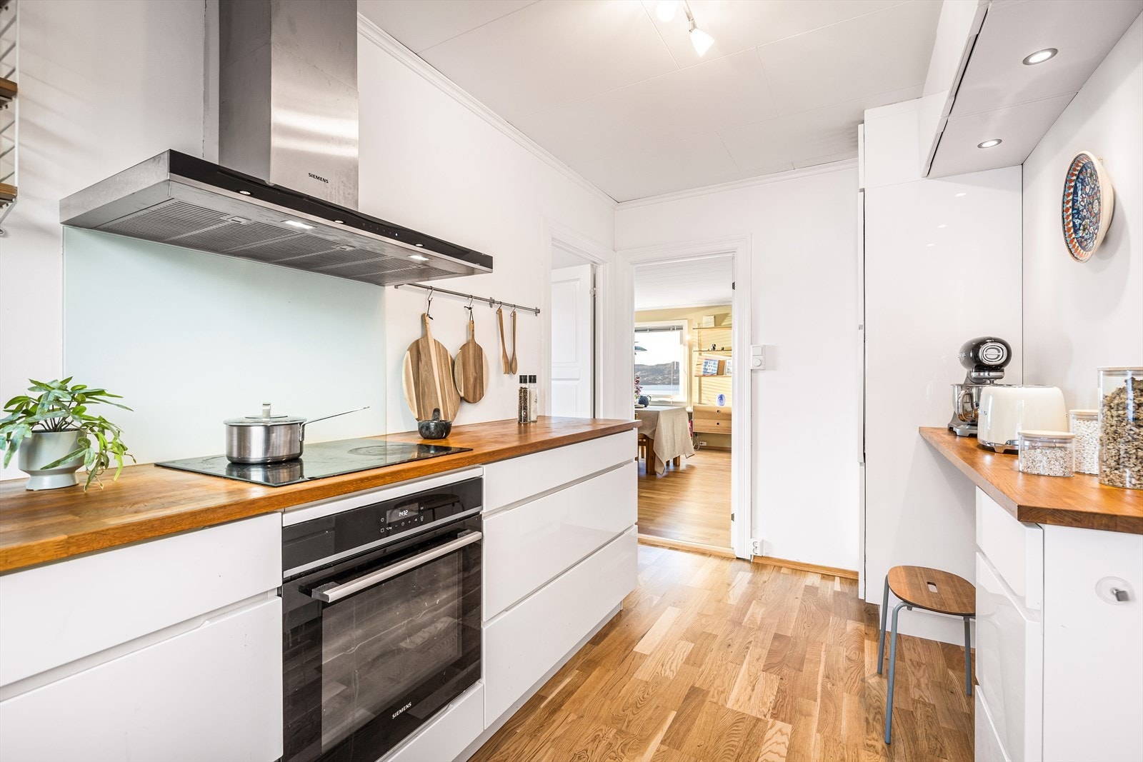 Gode arbeidsforhold for kokken med rikelig skap- og benkeplass gjør kjøkkenet både funksjonelt og innbydende. Galleribilde