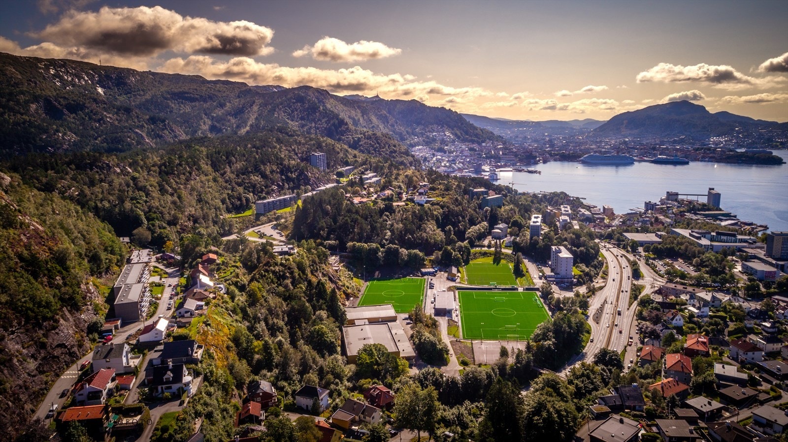 Det kan også nevnes at det er kort vei Stemmemyren idrettsanlegg, svømmehall, SIB/Lehmkuhlhallen ved NHH, NEXT, Just Padel og SATS på Måseskjæret. Galleribilde