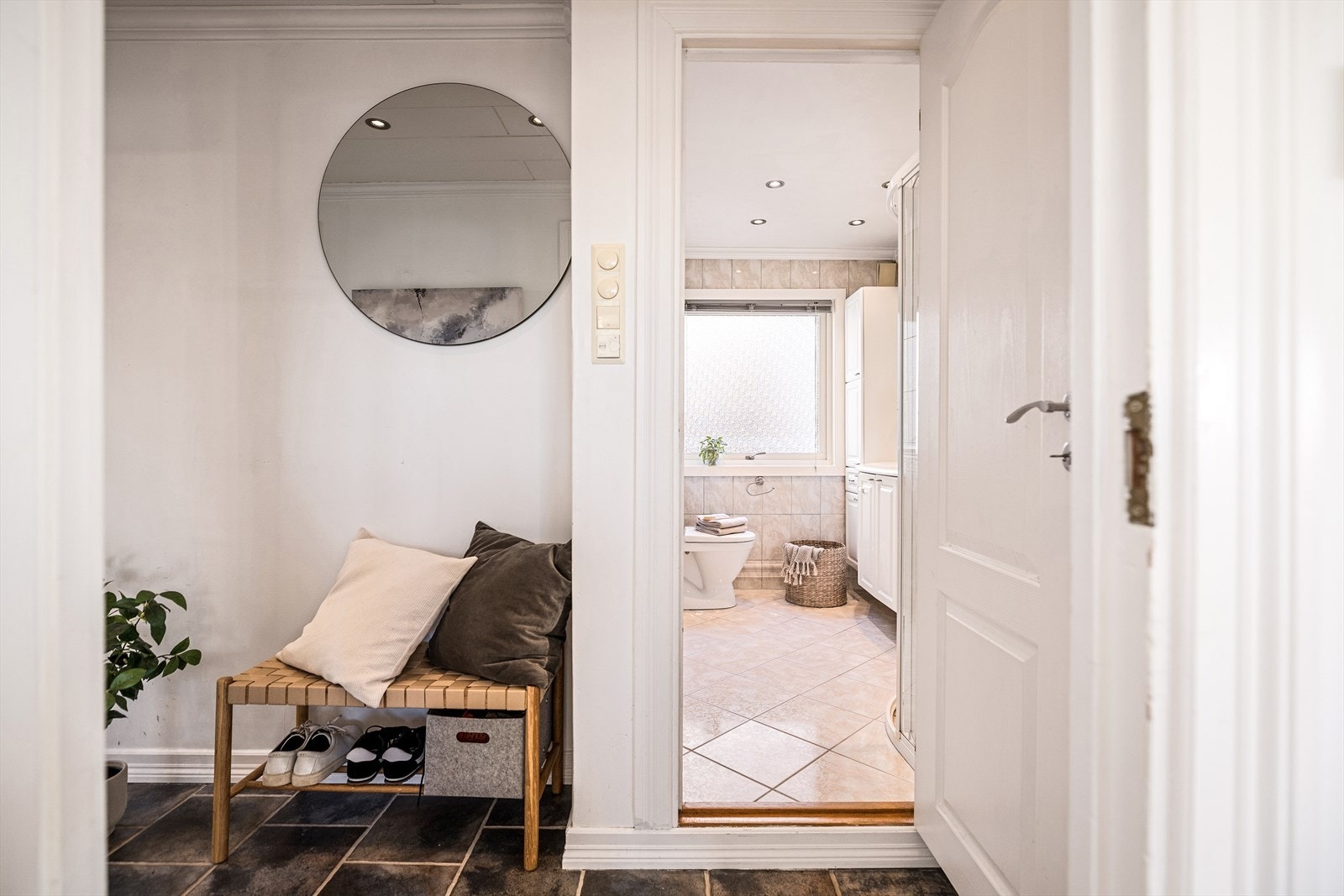 Det ble installert downlights i tak på bad og i entre i 2009. Galleribilde