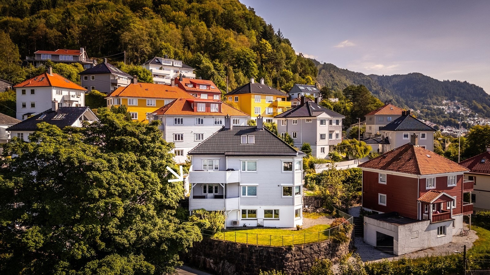 Velkommen til denne flotte 4-roms utsiktsleiligheten i Munkebotn 21 - Presentert av Aktiv Eiendomsmegling v/ Anders Paulsen og fotograf Espen Wilhelmsen! Galleribilde