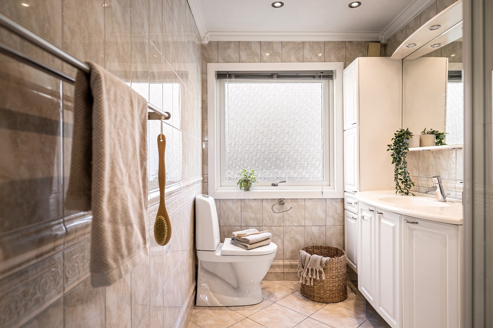 Helfliset bad fra 2002 med plastsluk og smøremembran. Det eksisterer varmekabler i gulv. Galleribilde