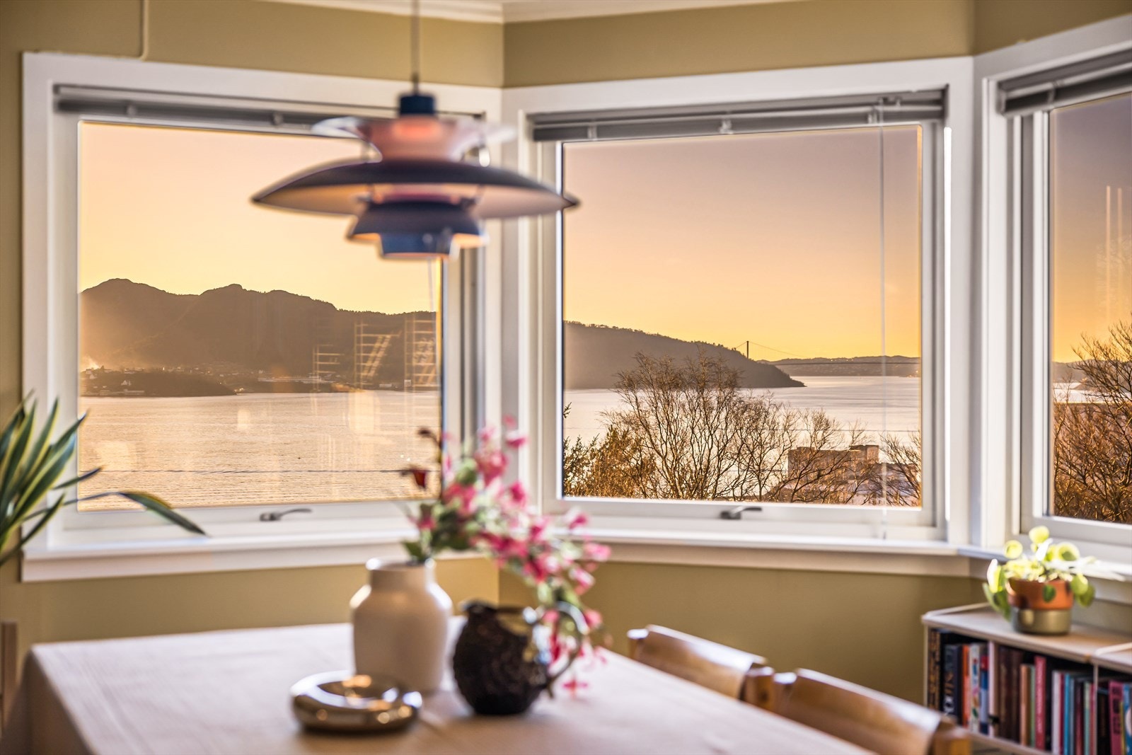 Her kan du nyte måltidet med panoramautsikt over byfjorden og innseilingen til Bergen. Galleribilde