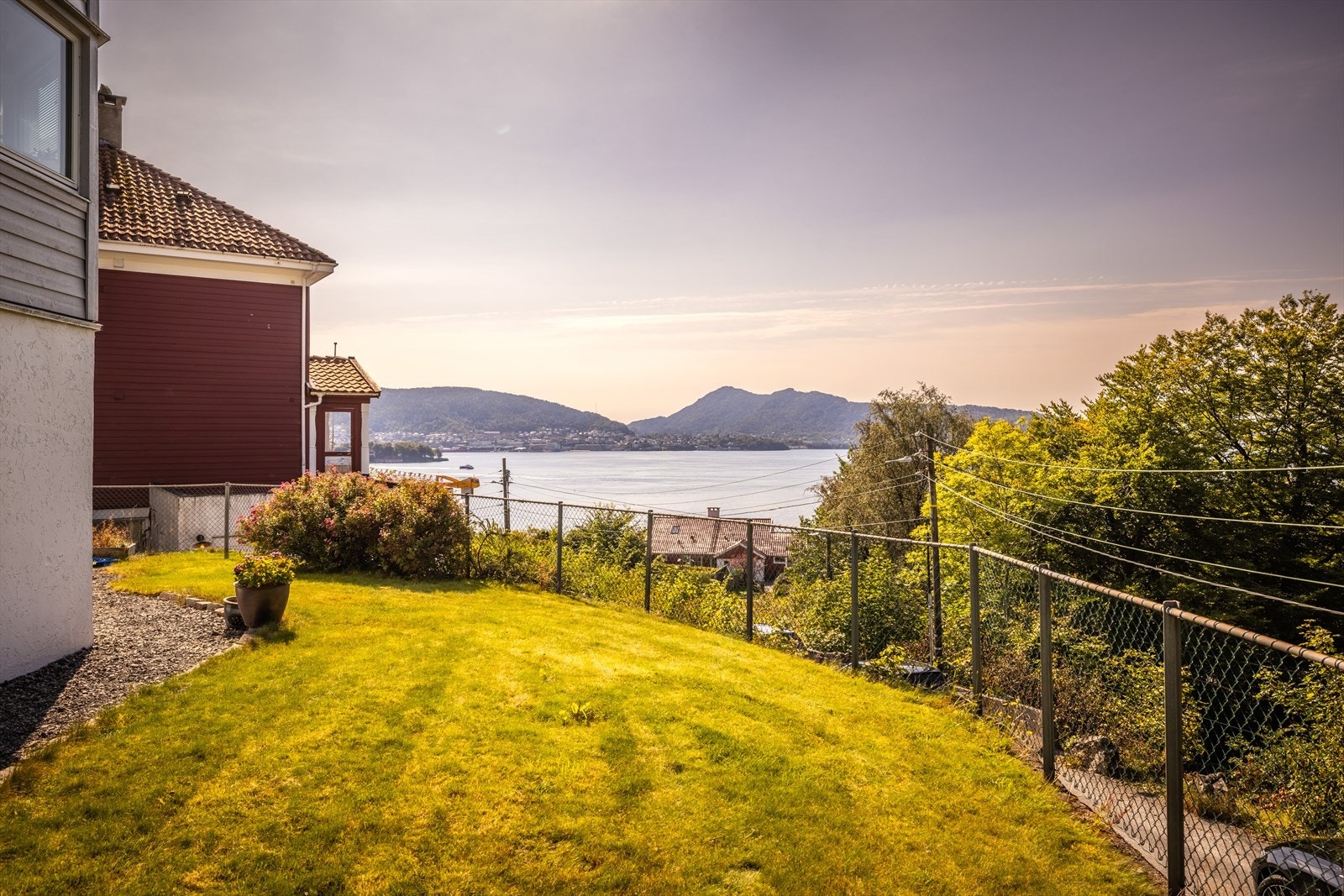 Nok en gang, sjekk den utsikten! Her kan man virkelig nyte innseilingen til Bergen, Nordnes og et fantastisk grøntareal. Galleribilde