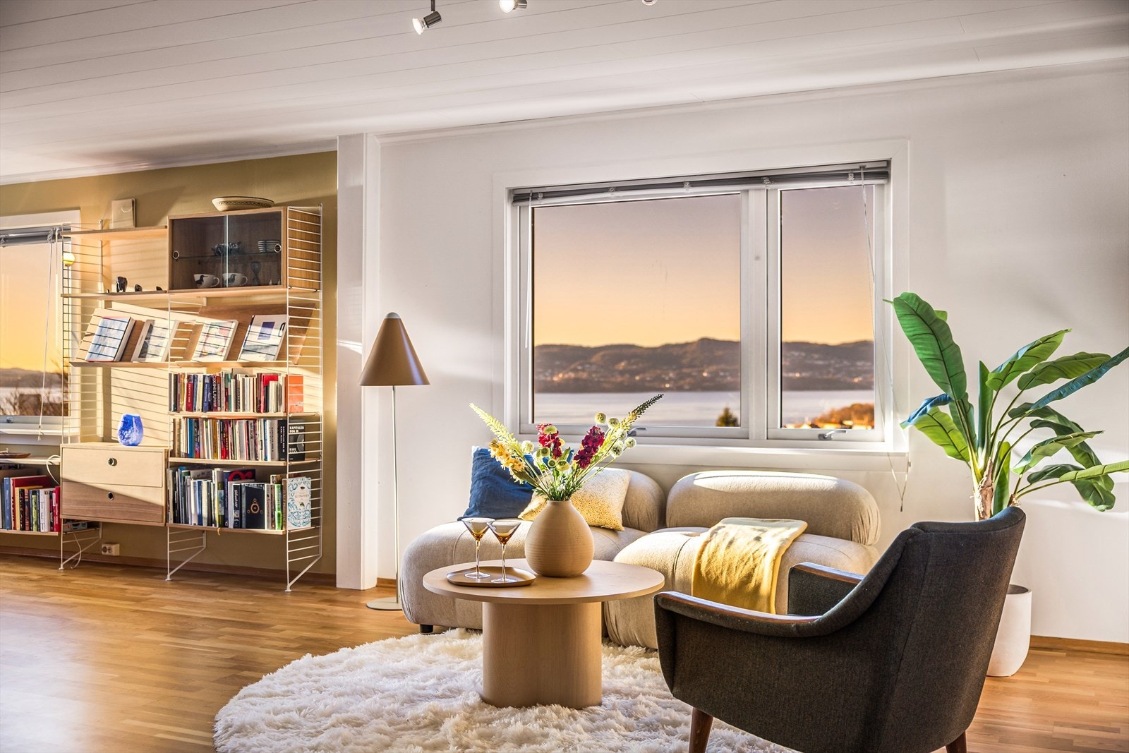 Moderne og tidsriktige toner kombinert med store vindusflater uten innsyn, sikrer godt med naturlig lys og skaper en lun atmosfære. Galleribilde