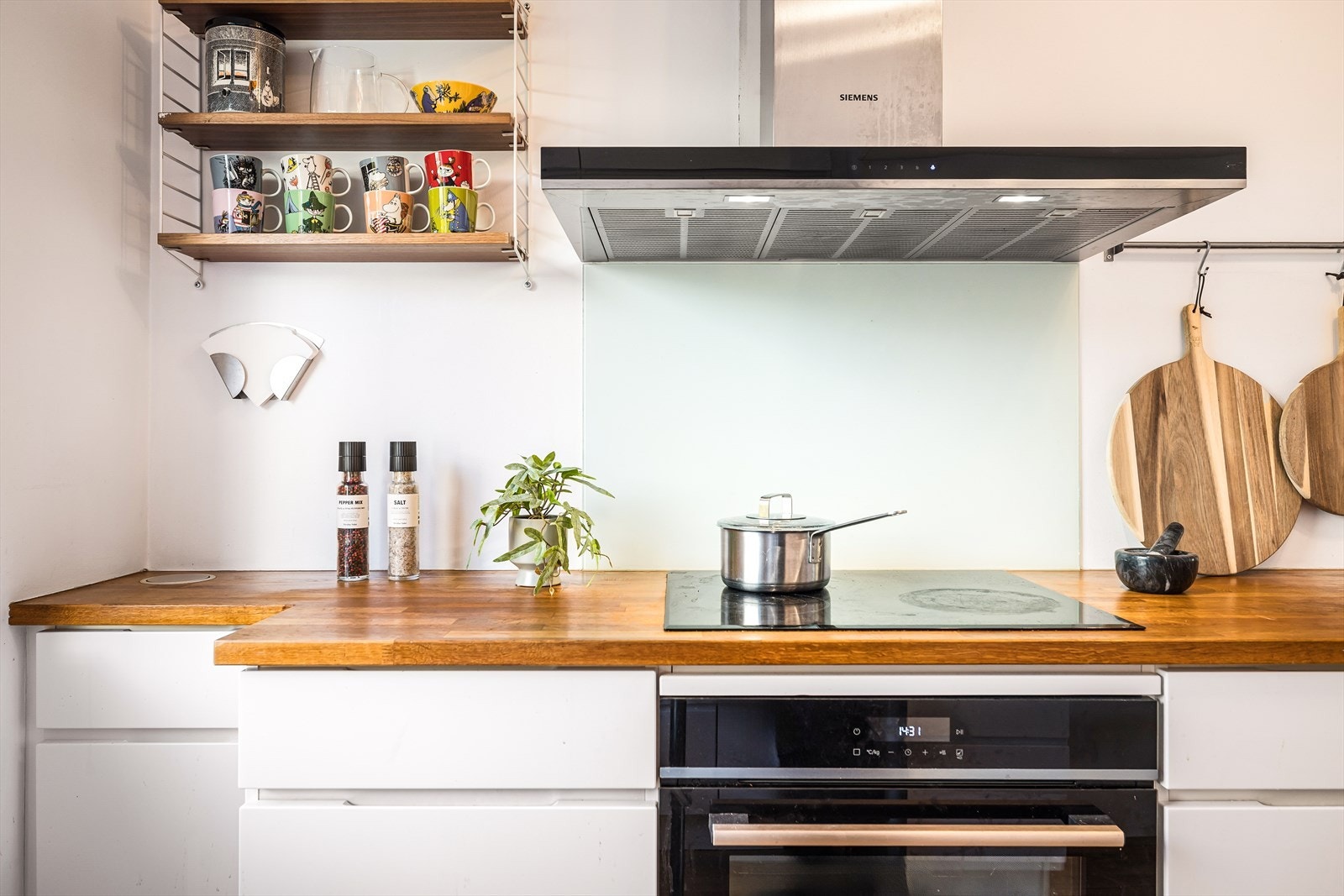 Kjøkkenet er elegant innredet med integrerte hvitevarer som stekeovn, induksjonstopp, oppvaskmaskin, kjøl-/fryseskap og ventilator. Galleribilde