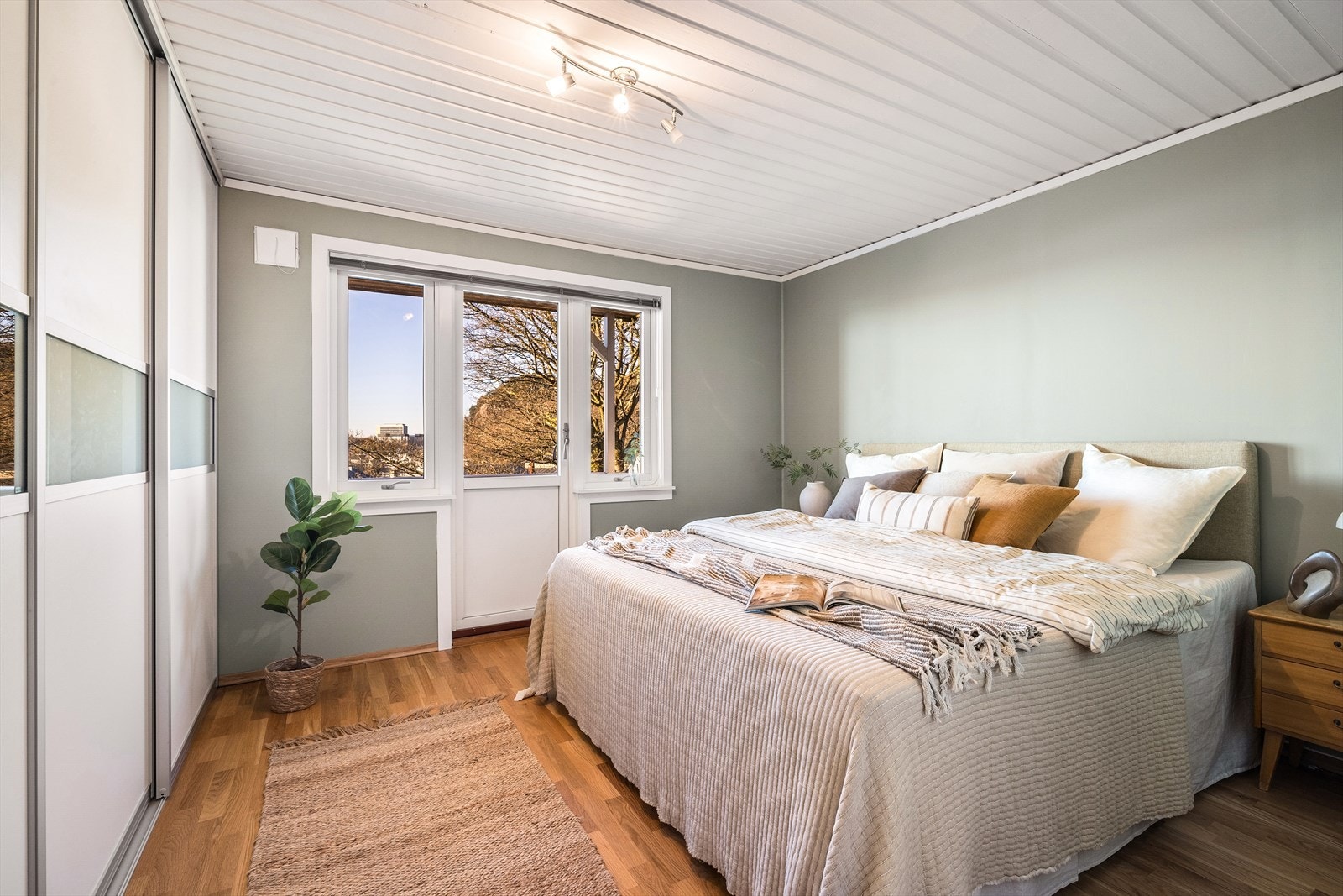 Lyst hovedsoverom på 14m². Her er det god plass til dobbeltseng, garderobeskap og nattbord for enkel oppbevaring. Galleribilde