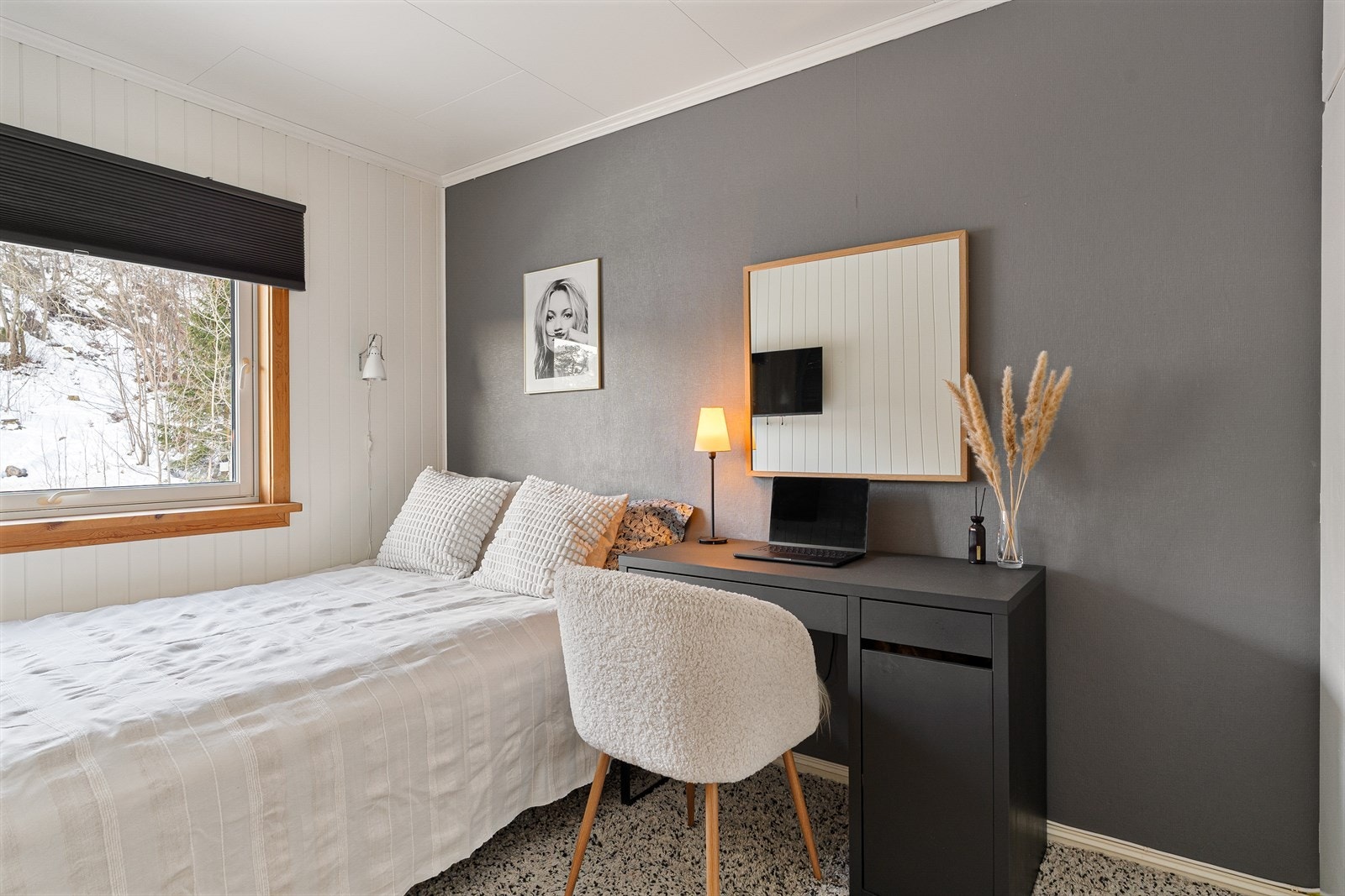 Boligen har totalt tre soverom med følgende størrelser: 13,5 kvm, 10 kvm og 7,5 kvm. Galleribilde