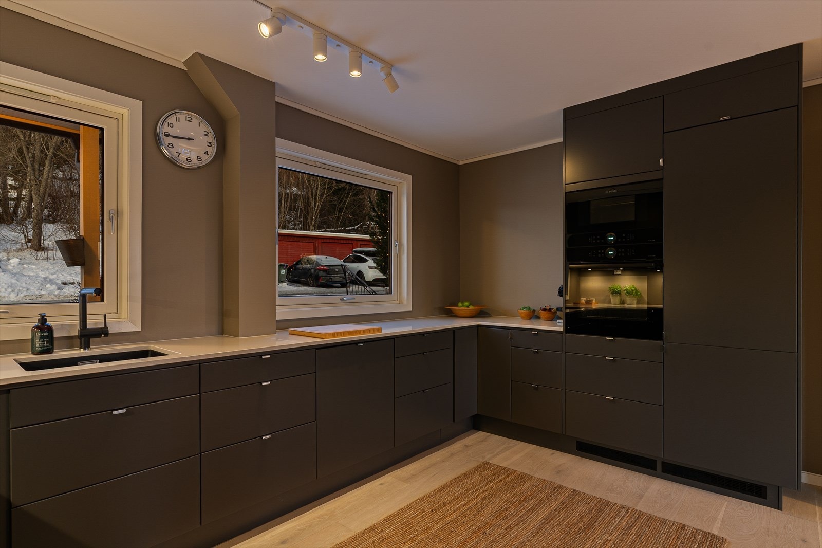 Lekkert kjøkken som ble oppgradert i 2022, med moderne løsninger og tidløst uttrykk. Galleribilde