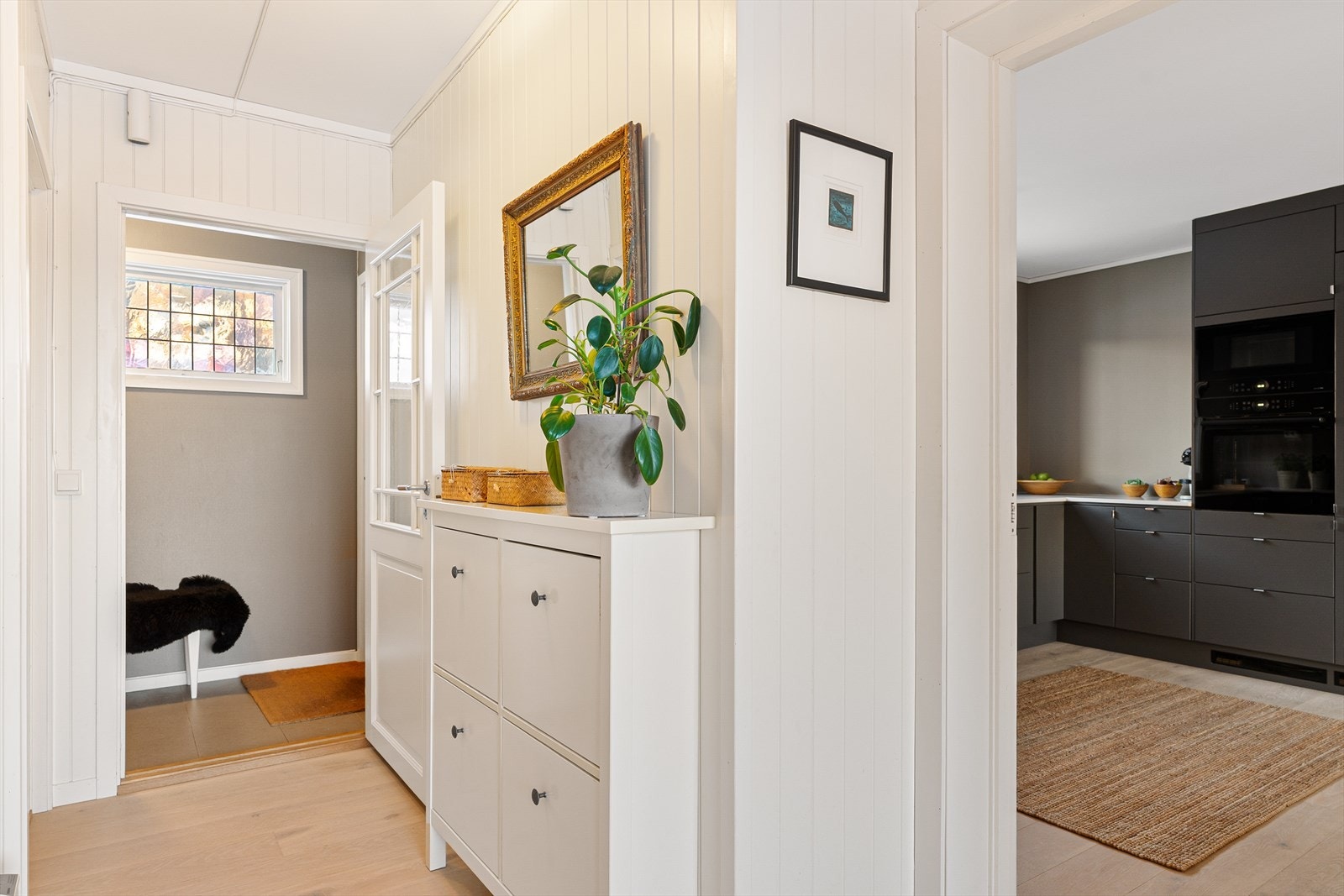 Flott gang som fører til kjøkken og stue. Galleribilde