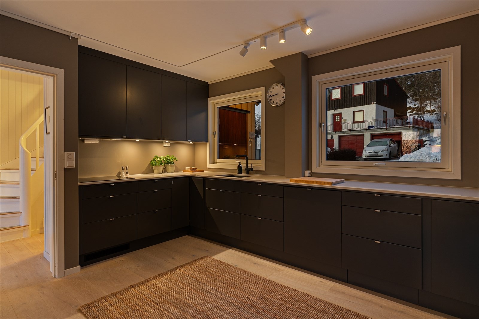 Kjøkkeninnredningen er utstyrt med mekanisk avtrekksvifte over stekesonen. Galleribilde