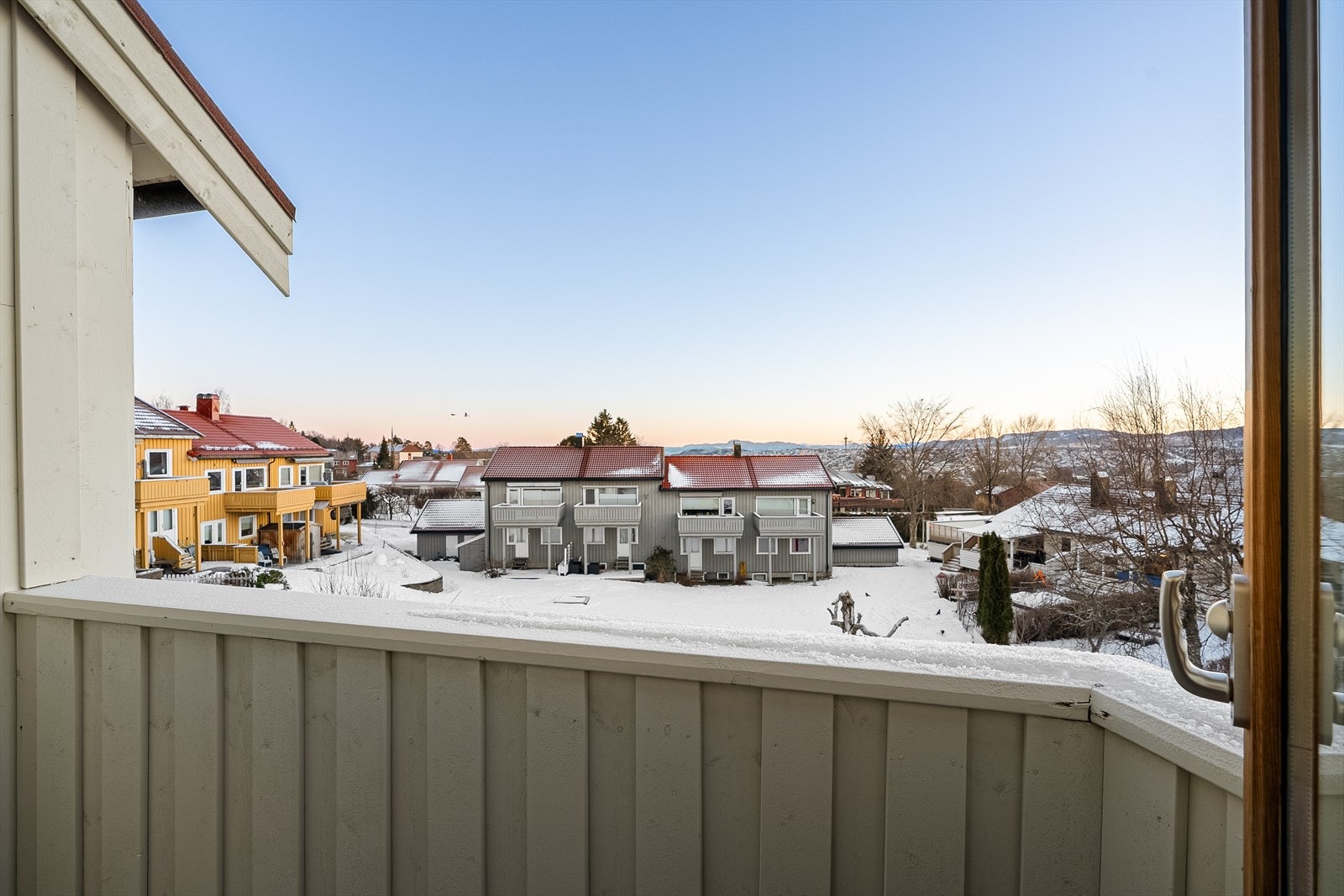 Her er det også utgang til en fin balkong på 2,5 kvm. Galleribilde