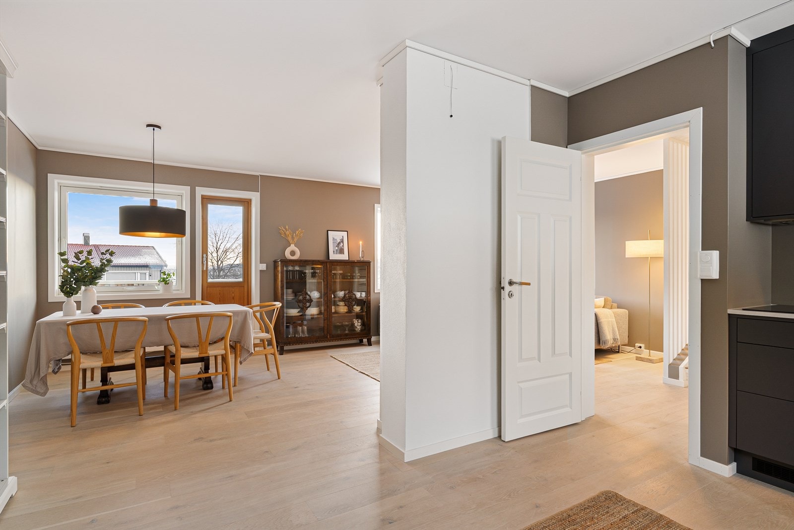 Stue og kjøkken er i åpen løsning, som gir en sosial og praktisk løsning ved gjester. Galleribilde